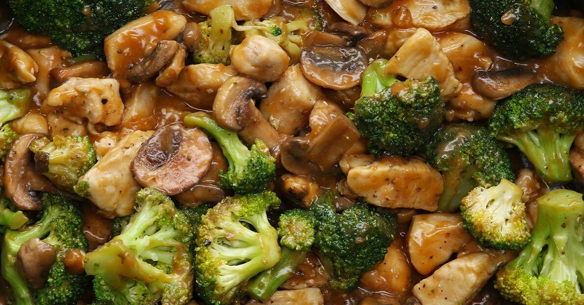 Manok na may broccoli na may sarsa