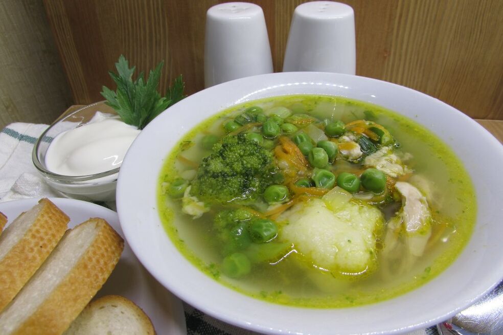 Sabaw ng karne na may cauliflower at broccoli