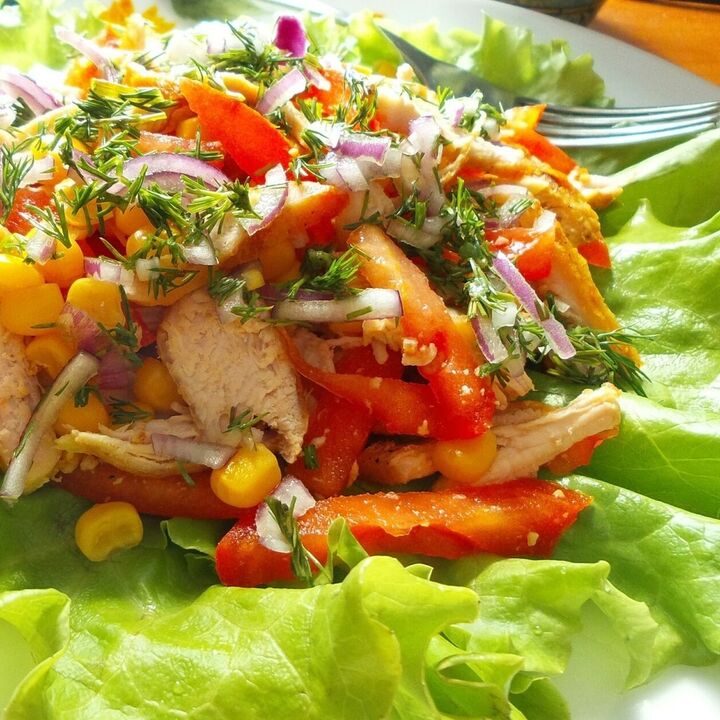 Salad ng gulay na may manok