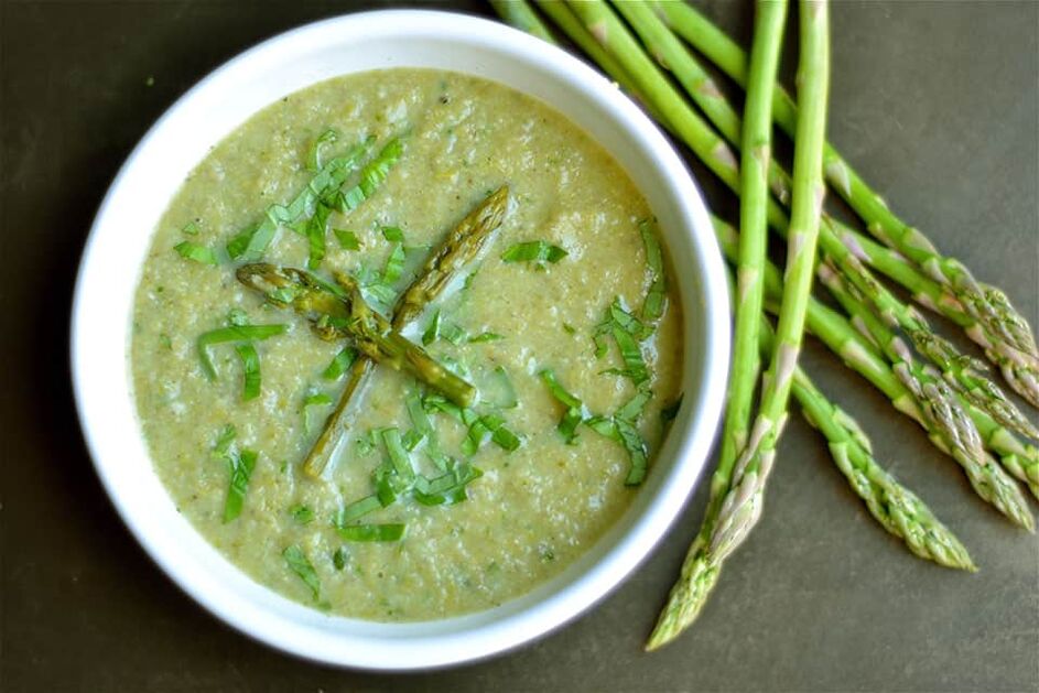 Sopas ng manok at asparagus